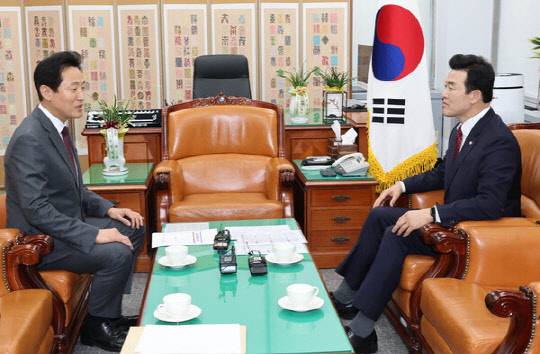 오세훈 서울시장이 8일 오후 무임승차에 대한 협의를 위해 여의도 국회 기재위원장실을 방문해 윤영석 기재위원장과 대화하고 있다. <연합뉴스>