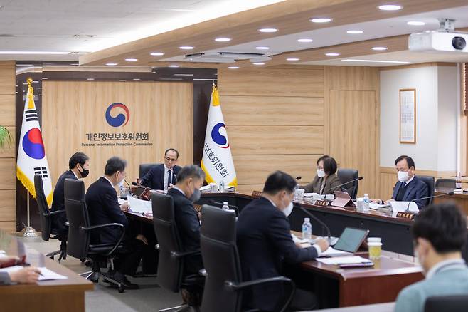 개인정보위는 8일 제2회 전체회의를 열고 메타에 시정명령과 660만원의 과태료, 공표 등 시정조치 부과를 의결했다.
