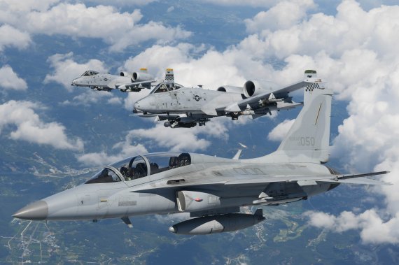 한국 FA-50 1대(아래)와 미국 A-10 2대가 지난해 8월 연합 작전 능력 향상을 위한 '쌍매훈련'을 하면서 편대비행을 하고 있다. 공군 제공