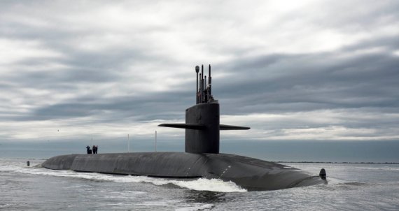 오하이오급 전략 핵잠수함(SSBN) USS 테네시, 미국은 오하이오급 핵잠수함을 14척 보유하고 있다. 핵연료 재보급 없이 9년간 기동 가능하며 최고속도는 잠항시 20노트(37.04km/h) 이상이다. SLBM(트라이던트-2 D5)을 탑재할 수 있는 발사관 22개를 갖추고 있다. SLBM 1발당 각각 8∼12개의 독립 목표 재돌입 탄두(MIRV)가 들어있다. 사거리 1만3천㎞, 100kt(1kt=TNT 1천t의 폭발력) 위력의 핵탄두를 총 154발 탑재해 한 척으로 웬만한 국가를 소멸시킬 수 있다는 평가를 받는다. 자료=내셔널 인터레스트(national interest)