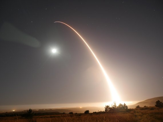 미국 공군이 지난 2017년 8월 2일(현지시간) 대륙간탄도미사일(ICBM)인 '미니트맨 3' 시험발사에 성공했다. 이날 '미니트맨 3'은 캘리포니아 반덴버그 기지에서 발사돼 6800Km 떨어진 태평양상 콰절린 환초의 목표를 정확히 명중했다. 사진은 지난 5월 시험발사 모습. 사진=미 공군 국제타격사령부