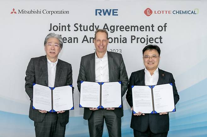 히로키 하바 미쓰비시상사 최고운영책임자(COO), 울프 컬스틴 RWE 공급·트레이딩 CCO, 황진구 롯데케미칼 수소에너지사업단장(왼쪽부터)이 지난 7일 서울 잠실 롯데월드타워에서 진행된 공동연구협약(JSA) 체결식에서 기념 촬영을 하고 있다. 롯데케미칼 제공