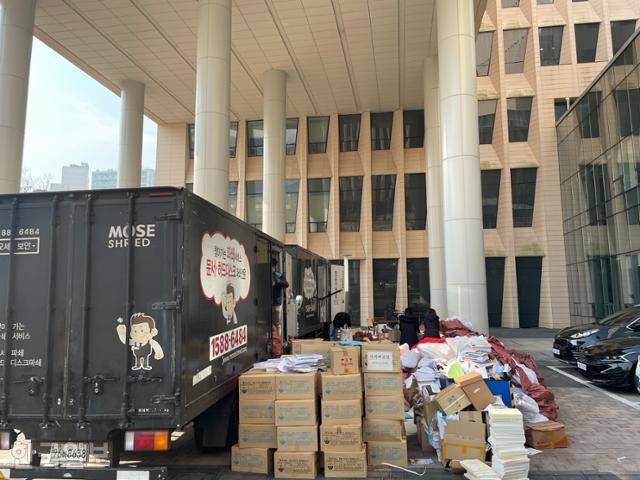 7일 행정안전부에서 문서 파쇄 작업이 이뤄지고 있다. 이사를 앞두고 불필요한 짐을 줄이기 위한 것이다. 폐기 자료가 폭주해 8일 파쇄기가 추가로 동원될 예정이다. 정민승 기자