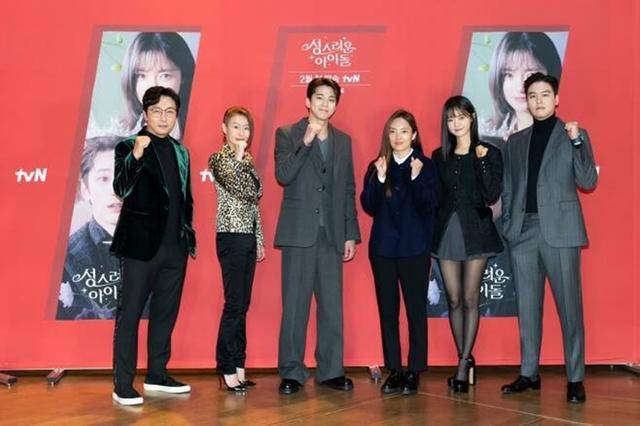 8일 tvN 새 드라마 '성스러운 아이돌' 제작발표회가 온라인으로 진행됐다. 행사에는 김민규 고보결 이장우 탁재훈 예지원과 박소연 PD가 참석했다. tvN 제공