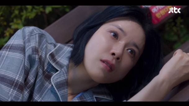 지난 5일 방송된 JTBC 주말드라마 ‘대행사’에서 고아인(이보영 분)이 음주 후 수면제를 먹고 잠든 뒤, 다음 날 아파트 벤치에서 깨어난 장면./사진=JTBC 드라마 ‘대행사’ 캡처