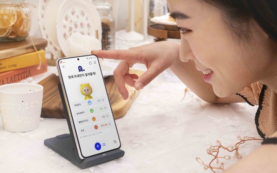 SK텔레콤은 8일 기업·소비자 거래(B2C) 분야 첫 한국어 GPT3 상용화 서비스였던 '에이닷'에 챗GPT를 접목하고 올해 정식 서비스를 시작하겠다고 밝혔다. 사진은 모델이 에이닷 서비스를 이용하는 모습. 사진 SK텔레콤