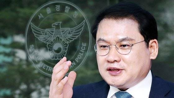 국민의힘 당 대표 선거에 출마했다가 컷오프된 강신업 변호사는 7일 페이스북에서 "서울남부지법에 대표 컷오프 효력정지 가처분을 신청했다"고 밝혔다. 사진은 강 변호사가 2022년 9월 13일 오후 서울경찰청 반부패공공범죄수사대 앞에서 팟캐스트 ‘나는 꼼수다’ 진행자 출신 김용민 평화나무 이사장에 대한 무고 및 명예훼손 혐의 고소장 제출에 앞서 입장을 밝히는 모습. 뉴스1