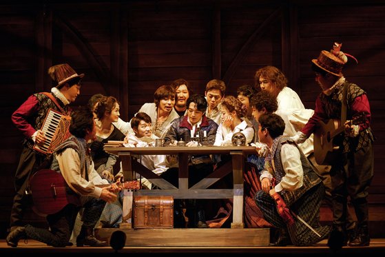 연극 '셰익스피어 인 러브'에서 탁자 한 가운데 젊은 셰익스피어(배우 정문성)가 희곡 작품을 쓰고 있다. 사진 쇼노트
