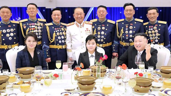 북한 김정은 국무위원장이 딸 김주애와 함께 건군절(2월 8일) 75주년 기념연회에 참석했다고 조선중앙통신이 8일 보도했다. 연합뉴스