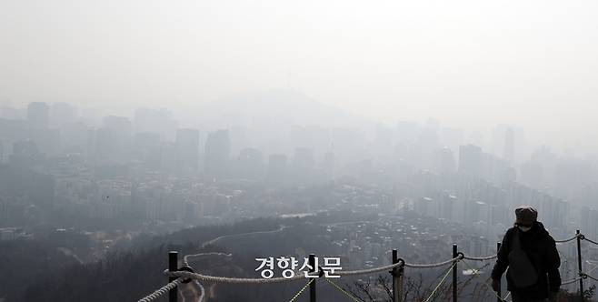 수도권에 미세먼지 비상저감조치가 시행된 지난 6일 서울 인왕산에서 바라본 서울 시내가 뿌옇게 뒤덮여 있다. 서성일 선임기자