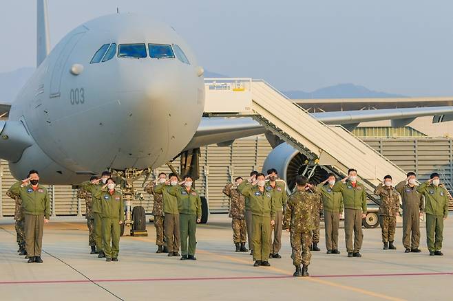 튀르키예 지진피해 긴급지원 공군 임무요원들이 7일 김해기지에서 인천공항으로 이륙에 앞서 신고하고 있다. 공군