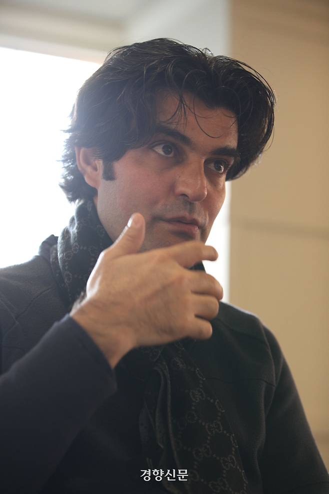 압둘와합 알모하메드 아가 헬프시리아 사무국장이 8일 서울 서초구 한 카페에서 튀르키예·시리아 강진으로 인한 피해 상황에 대해 경향신문과 인터뷰하고 있다. 한수빈 기자