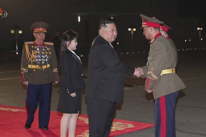 북한 김정은 국무위원장이 건군절을 기념해 지난 7일 딸 김주애와 함께 인민군 장병들의 숙소를 방문했다고 조선중앙TV가 8일 보도했다. 김 위원장은 숙소 방문 이후 건군절 기념연회에 참석해 연설했다. 조선중앙TV 화면