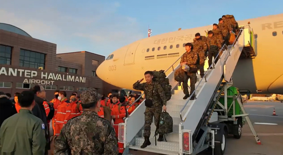 Members of the Korea Disaster Relief Team and military personnel arrive on a KC-330 military tanker aircraft at Gaziantep Airport in southeastern Turkey Wednesday to help with search and rescue operations in the country following a devastating earthquake. [NEWS1]
