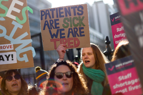 영국 국민건강서비스(NHS) 소속 간호사들이 6일(현지시간) 런던 세인트토머스 종합병원 앞에서 임금인상을 요구하는 시위를 벌이고 있다. 한 간호사가 “환자들은 아픈데, 우리는 과로에 허덕이고 있다”고 쓰인 팻말을 들고 있다. 간호사와 응급대원 대다수가 참가한 이날 시위는 NHS 사상 최대 규모였다고 외신들은 전했다. 로이터연합뉴스