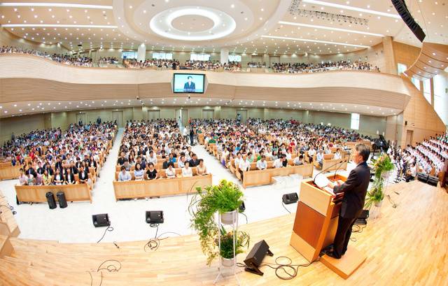 포항동부교회 성도들이 2011년 경북 포항의 교회에서 진행된 새 성전 입당예배에서 김영걸(오른쪽 단상위) 목사의 메시지를 듣고 있다.