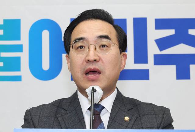 박홍근 더불어민주당 원내대표가 8일 오후 국회에서 열린 의원총회에서 발언하고 있다. 연합뉴스