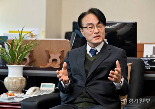 김대일 경기도선거관리위원회 사무처장이 오는 3월 치러지는 제3회 전국동시조합장 선거와 내년 제22대 국회의원 선거에서 공정성과 정확성 확보에 최선을 다하고 ‘돈 선거’ 척결에도 집중하겠다는 포부를 밝히고 있다. 윤원규기자