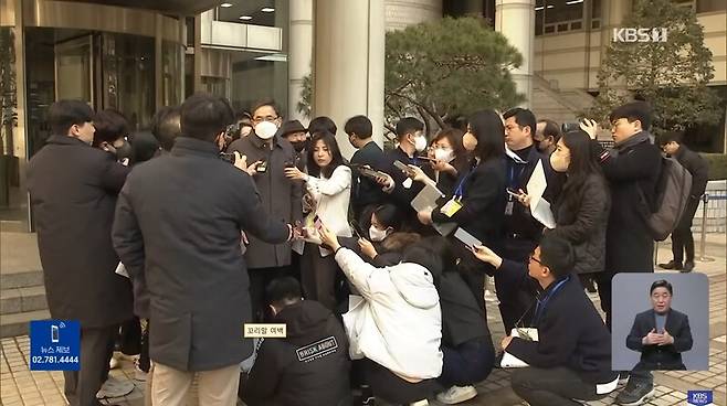 ▲곽상도 전 국민의힘 의원이 8일 오후 대장동 사업자에 받은 뇌물 및 알선수재 사건 1심 공판에서 무죄를 받고 기자들에게 입장을 밝히고 있다. 사진=KBS 영상 갈무리