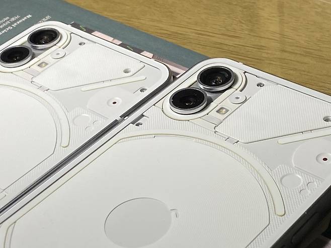 영국 스타트업 ‘낫싱’이 작년 7월 출시한 스마트폰 ‘폰원’. [김우현 기자]