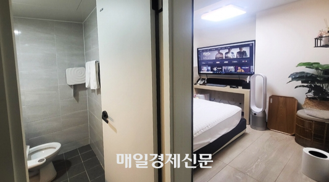서울시내 한 룸카페 모습. 카드키 리더기가 장착된 문을 열고 들어가면 내부에 화장실과 침대가 비치돼 있다. [매경DB]