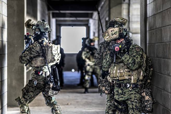 육군 특수전사령부 흑표부대 장병들이 강원도 인제 육군과학화전투훈련단(KCTC)에서 훈련을 실시하는 모습. 사진은 기사 내용과 직접적인 관련 없음. [사진 제공 = 육군]