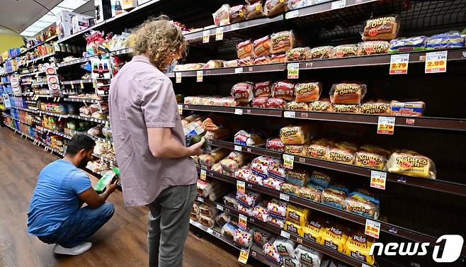 미국 캘리포니아 몬테레이 파크에 있는 슈퍼마켓에서 사람들이 빵을 사고 있다. ⓒ AFP=뉴스1  Copyright (C) 뉴스1. All rights reserved. 무단 전재 및 재배포 금지.