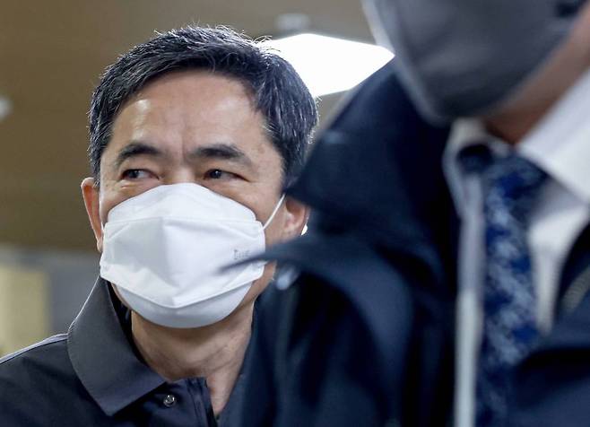 [서울=뉴시스] 조성봉 기자 = 곽상도 전 국회의원이 8일 서울 서초구 서울중앙지방법원에서 열린 대장동 개발 사업 로비·특혜 의혹 관련 1심 선고공판에 출석하고 있다. (공동취재사진) 2023.02.08.