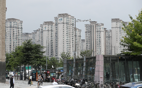 연이은 금리 인상에 따른 대출 부담 상승으로 부동산 시장에 한파가 찾아오자 서울·경기 지역 다수의 아파트가 최근 1년 신저가 하락액을 갱신한 것으로 드러났다. 8일 부동산 플랫폼 직방 조사에 따르면 지난 1년 동안 가장 가격이 많이 하락한 아파트는 서울 강남 일원동 '샘터마을' 전용 134.4㎡로, 29.8%의 하락률을 보였다./사진=뉴스1