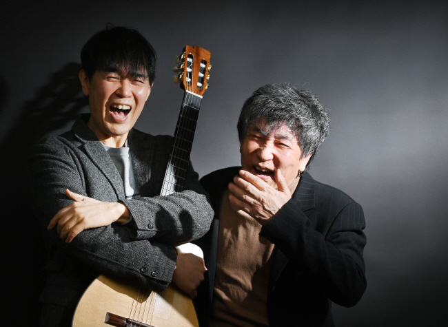 40년 지기인 가수 이광조(오른쪽)와 기타리스트 함춘호(왼쪽)가 지난달 25일 서울 중구 문화일보 사옥에서 포즈를 취하며 환하게 웃고 있다. 둘은 다음 달 이광조의 데뷔 45주년 기념 콘서트를 함께 연다.  윤성호 기자