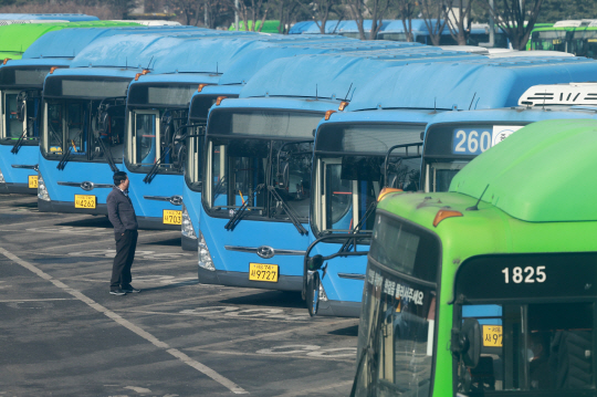 8일 서울의 한 버스 공영차고지에 버스들이 정차해 있는 모습. 연합뉴스
