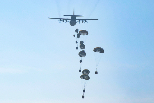 공군 5공중기동비행단이  8일 경남 의령군 당말리 소재 임무 지역에서 대량화물 투하훈련을 실시하고 있다. 공군 제공