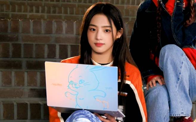 LG전자가 인기 걸그룹 뉴진스와 협업해 첫 선을 보인 신형 노트북 ‘LG그램 뉴진스 리미티드 에디션’. [유튜브 ‘LG전자’ 캡처]