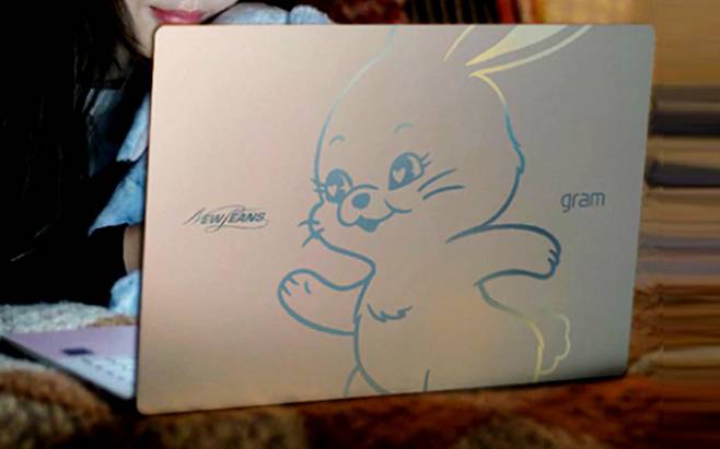 LG전자가 인기 걸그룹 뉴진스와 협업해 첫 선을 보인 신형 노트북 ‘LG그램 뉴진스 리미티드 에디션’. [유튜브 ‘LG전자’ 캡처]