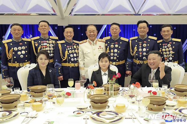 [평양=AP/뉴시스] 북한 조선중앙통신이 제공한 사진에 김정은(오른쪽) 북한 국무위원장이 부인 리설주(왼쪽), 딸 주애와 함께 7일 장소가 알려지지 않은 곳에서 열린 조선인민군 창건(건군절) 75주년 기념 연회에 참석해 장성들과 기념 촬영을 하고 있다. 2023.02.08.