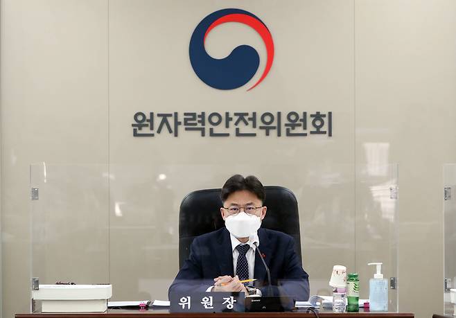 유국희 원자력안전위원회 위원장은 12일 원자력안전위원회 대회의실에서 열린 제170회 원자력안전위원회 회의에 참석해 위원들과 안건에 대해 논의하고 있다. (사진=원자력안전위원회 제공) *재판매 및 DB 금지