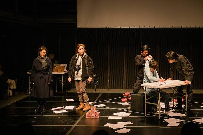 [서울=뉴시스]연극 '미궁의 설계자' 공연 사진. (사진=한국문화예술위원회 제공) 2023.02.08. photo@newsis.com *재판매 및 DB 금지