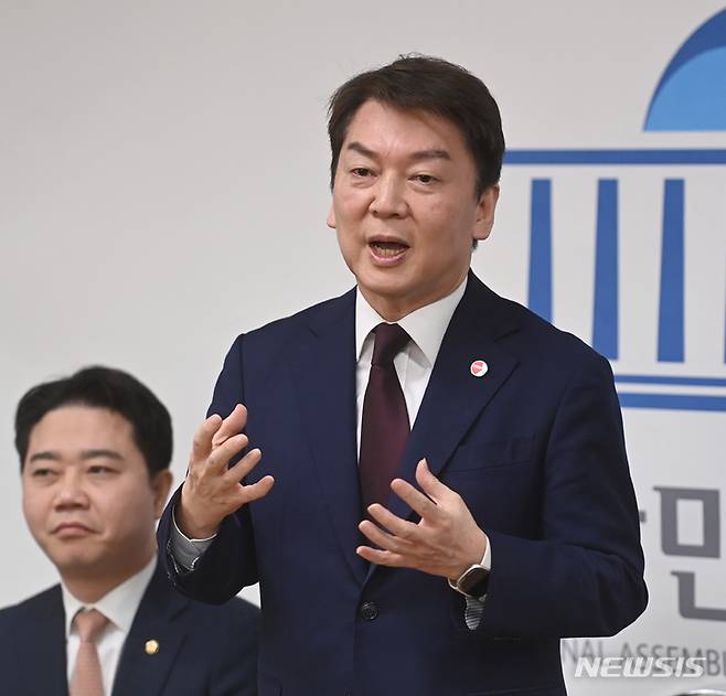 [평택=뉴시스] 김종택 기자 = 안철수 국민의힘 당대표 후보가 8일 오전 경기도 평택시 영중빌딩에서 열린 평택시을 당원 간담회에서 발언하고 있다. 2023.02.08. jtk@newsis.com