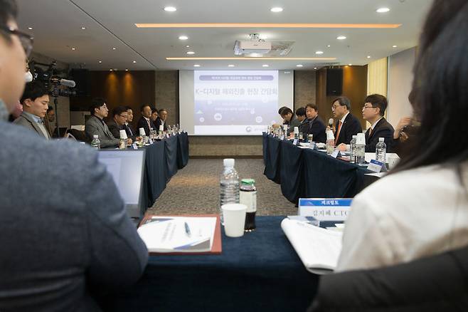 [서울=뉴시스] 박윤규 과학기술정보통신부 제2차관이 8일 오후 서울 용산구 포포인츠바이쉐라톤서울역 세미나실에서 아랍에미리트연합국(UAE) 순방 참가 및 CES 혁신상 수상 디지털 기업들과 K-디지털 해외진출 정책방안을 논의하고 있다. (사진=과학기술정보통신부 제공) *재판매 및 DB 금지