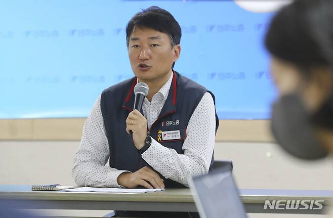 [서울=뉴시스] 최진석 기자 = 양경수 민주노총 위원장이 8일 오전 서울 중구 민주노총 회의장에서 열린 '신년 기자간담회'에 참석해 발언을 하고 있다. 2023.02.08. myjs@newsis.com