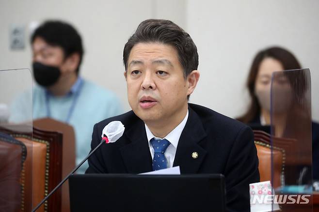 [서울=뉴시스] 김선웅 기자 = 김영호 더불어민주당 의원. 2022.10.21. mangusta@newsis.com