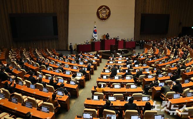 8일 오후 국회 본회의에서 이상민 행정안전부 장관 탄핵 소추안이 찬성 179표, 반대 109표, 기권 5표로 가결되고 있다. 황진환 기자