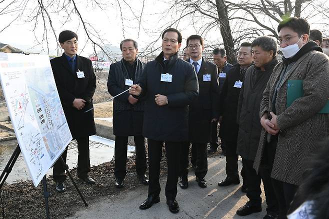 조병옥 음성군수가 지난 1일 이번 공모사업 현장평가에서 브리핑하는 모습. 음성군 제공