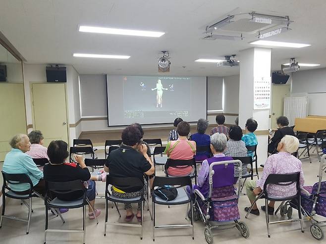 서울 강서구의 한 종합사회복지관에서 주민들이 수업을 듣고 있다. 강서구 제공
