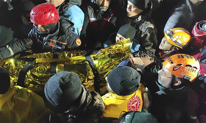 지난 6일(현지시간) 튀르키예 남동부 샨르우르파에서 구조대원들과 의료진이 건물 잔해에서 구조한 여성을 이송하고 있다. AP연합뉴스