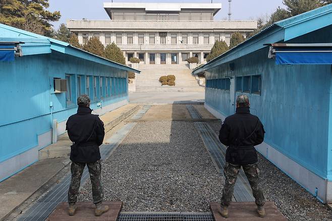 7일 경기도 파주 판문점 군사분계선 너머에 북한군이 한 명도 보이지 않는다. 군사분계선을 경계로 남측과 북측이 서로 마주보며 경계하고 있던 곳이지만, 코로나19가 발생한 뒤로 북한군은 판문각 밖으로 나와있지 않는다고 한다. 파주=연합뉴스