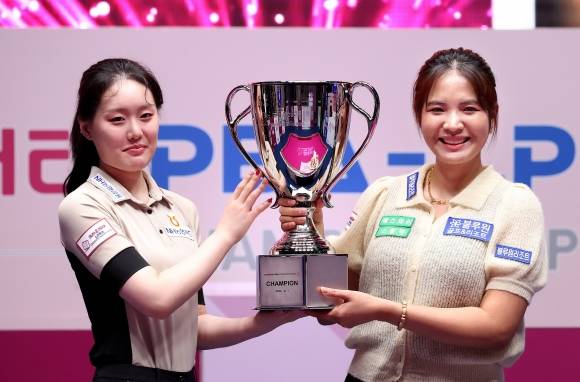 스롱 피아비가 7일 끝난 LPBA 투어 크라운해태 챔피언십에서 투어 통산 네 번째 우승을 달성한 뒤 결승 상대였던 김보미와 우승컵을 맞들어보이고 있다. [PBA 제공]