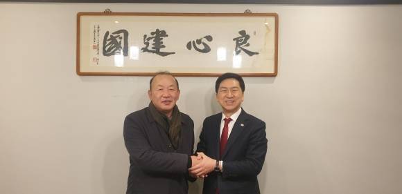 김기현(오른쪽) 국민의힘 당대표 후보가 8일 송주범 전 서울시 정부부시장을 서울시 선대위원장으로 임명한 뒤 악수하고 있다. 김기현 캠프 제공