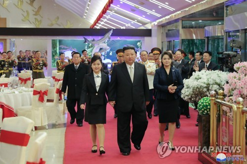 김정은 북한 국무위원장이 딸 김주애(왼쪽 첫째)와 함께 건군절 75주년을 앞두고 7일 기념연회에 참석한 모습. 연합뉴스