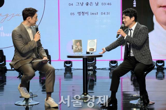 가수 임창정이 8일 오후 서울 강남구 일지아트홀에서 열린 미니 3집 ‘멍청이’ 쇼케이스에서 앨범을 소개하고 있다. / 사진=김규빈 기자